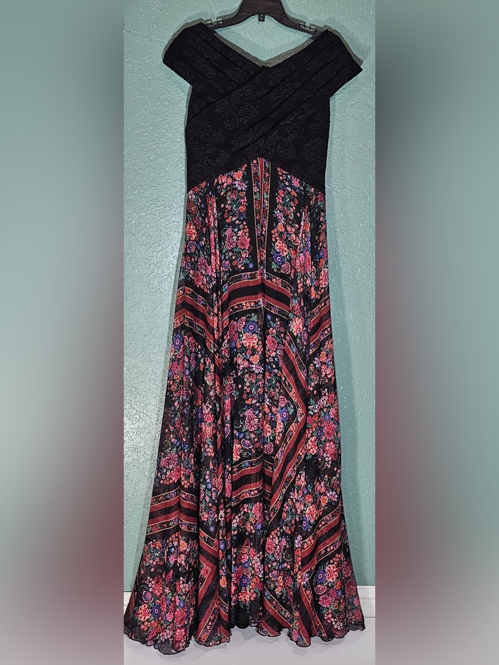 👗✨ Tadashi Shoji Black Floral Off-Shoulder Maxi Gown Size 10 NWT 🌸🖤 - Picture 2 of 11